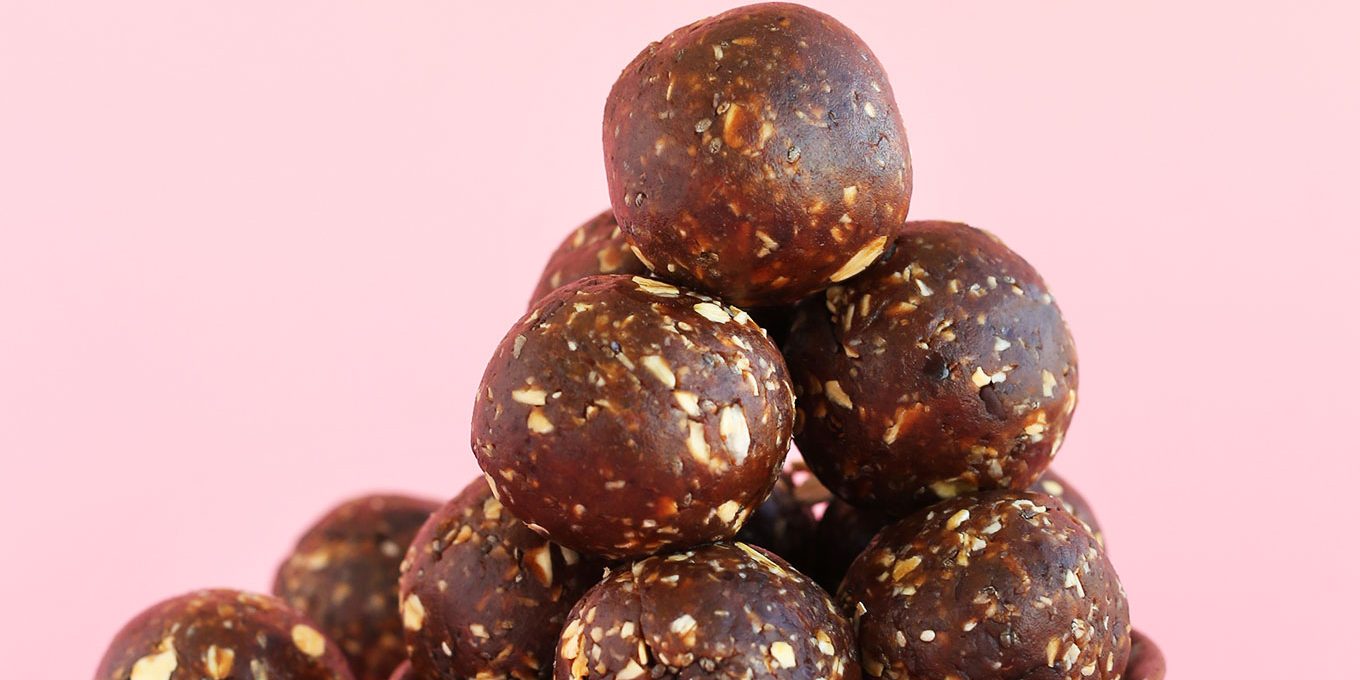EASY-5-Ingredient-Peanut-Butter-Cup-Chia-Seed-Energy-Bites-vegan-glutenfree-chocolate