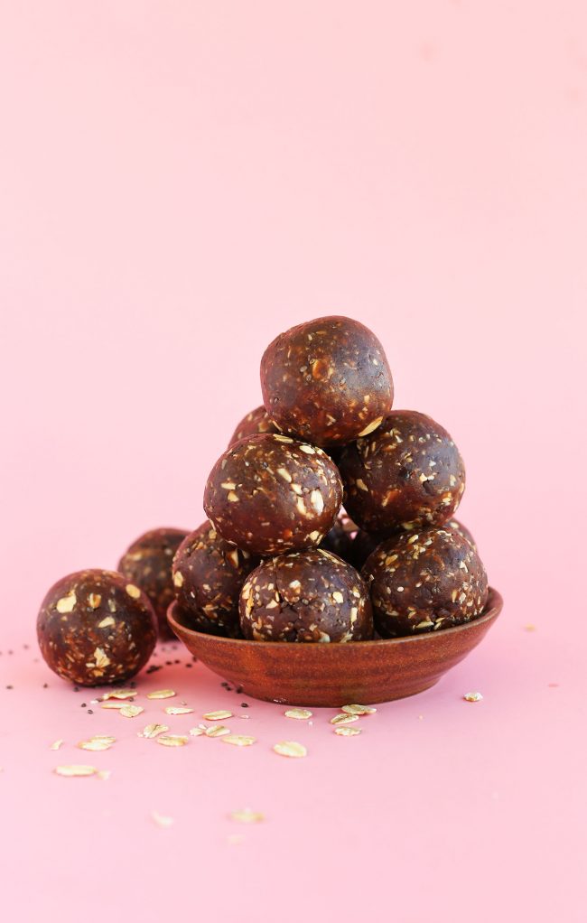 EASY-5-Ingredient-Peanut-Butter-Cup-Chia-Seed-Energy-Bites-vegan-glutenfree-chocolate